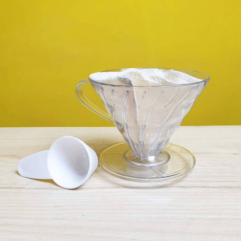 gater v60 acrylic dripper 02 1 4 cups with filter and spoon (4)